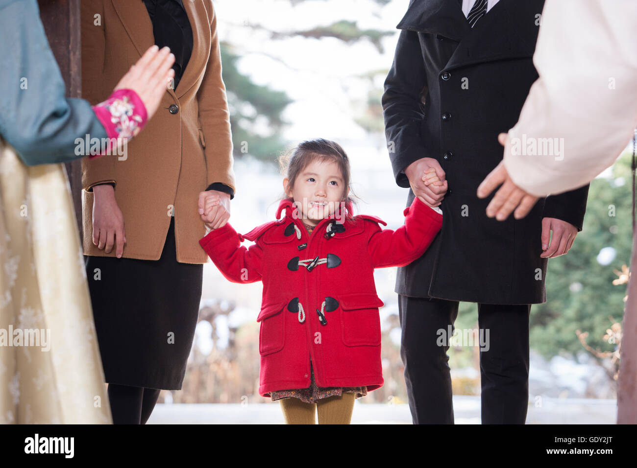Lächelnde Mädchen besuchen Großeltern mit ihren Eltern im traditionellen koreanischen Urlaub Stockfoto