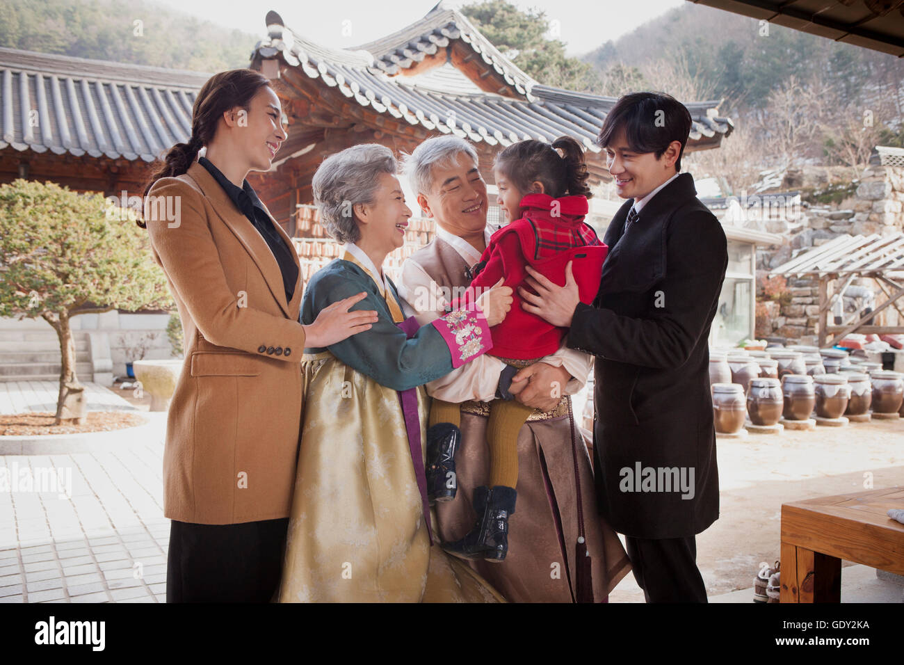 Harmonische Großfamilie im traditionellen koreanischen Urlaub Stockfoto