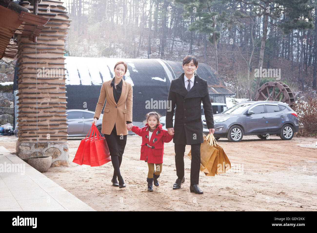 Glückliche Familie mit Einkaufstüten besucht ihre Heimatstadt Stockfoto