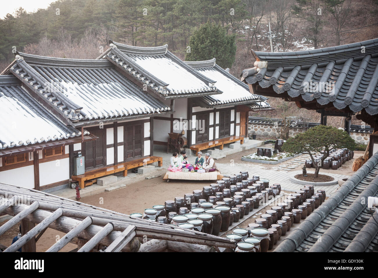 Harmonische Großfamilie in traditionelles koreanisches Haus Stockfoto