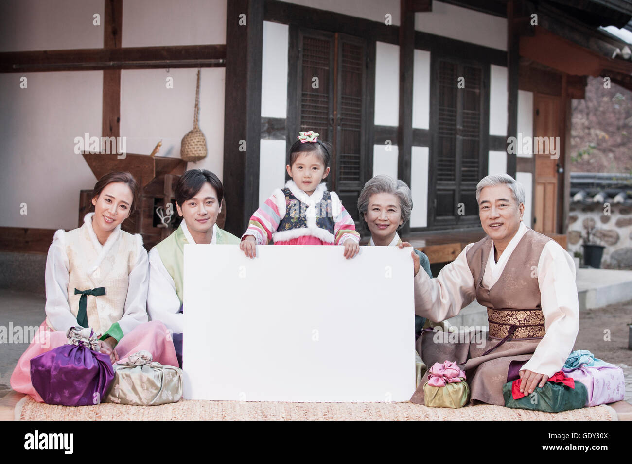 Harmonische Großfamilie im traditionellen koreanischen Urlaub Stockfoto
