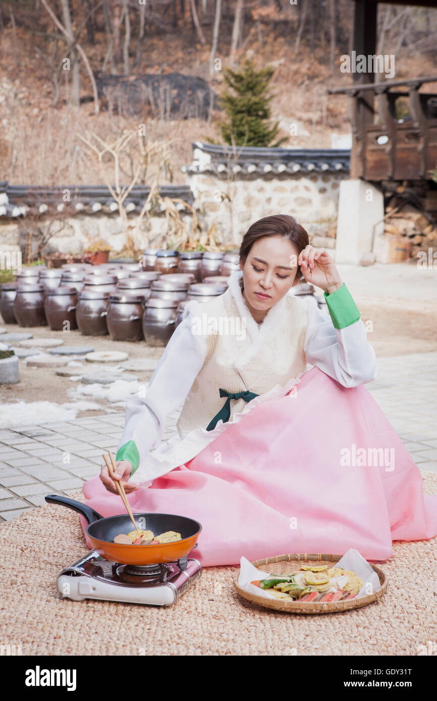 Stressig Koreanerin, die Zubereitung von traditionellen koreanischen Essen Stockfoto