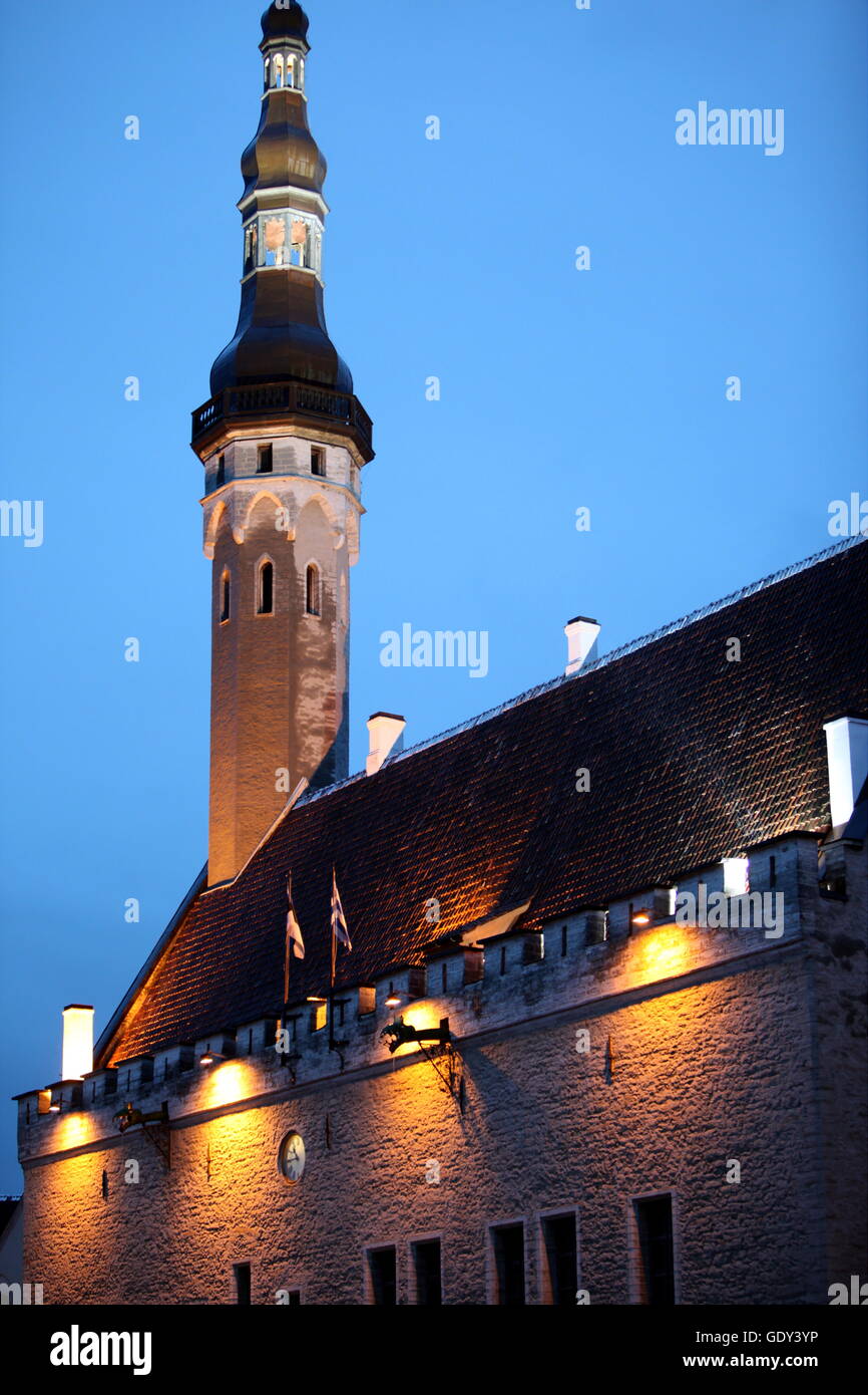 Das Rathaus von der alten Stadt Tallinn in Estland in den baltischen Ländern in Europa. Stockfoto