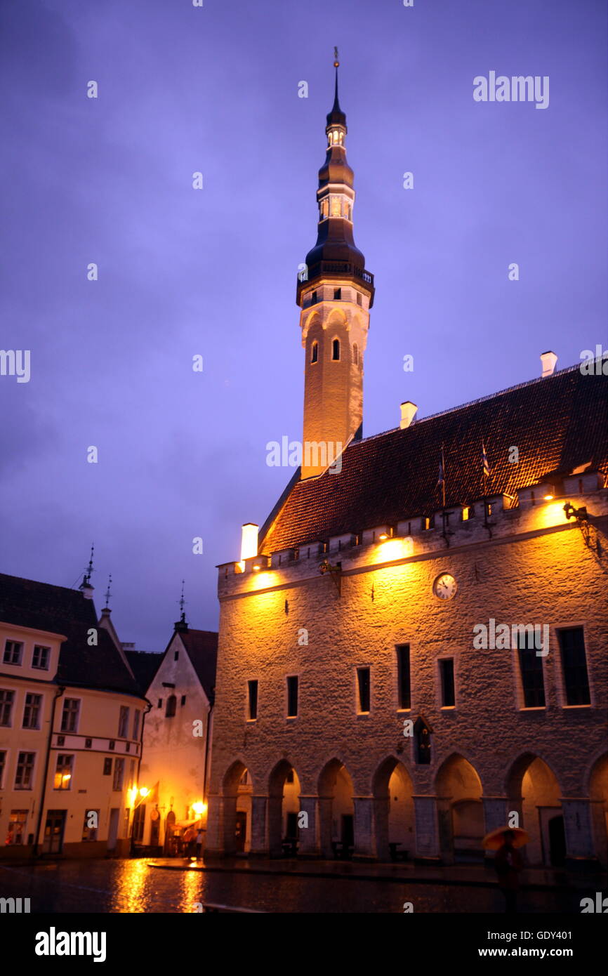 Das Rathaus von der alten Stadt Tallinn in Estland in den baltischen Ländern in Europa. Stockfoto