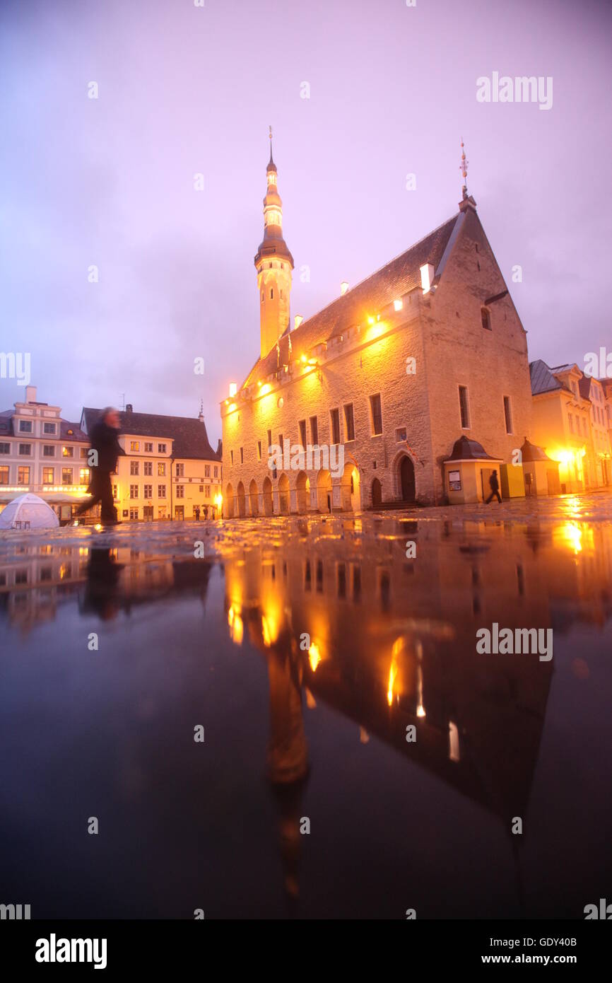 Das Rathaus von der alten Stadt Tallinn in Estland in den baltischen Ländern in Europa. Stockfoto