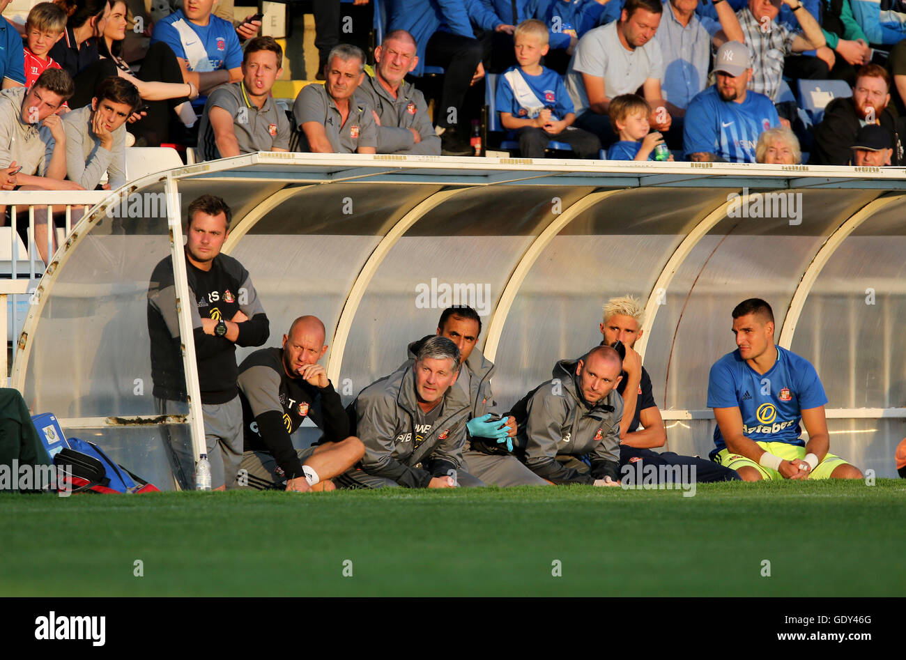 Sunderland Bank ohne Sunderland-Manager Sam Allardyce während des Vorsaison-Freundschaftsspiel im Victoria Park, Hartlepool. DRÜCKEN SIE VERBANDSFOTO. Bilddatum: Mittwoch, 20. Juli 2016. Siehe PA Geschichte FUSSBALL Hartlepool. Das Foto sollte lauten: Richard Sellers/PA Wire. EINSCHRÄNKUNGEN: Keine Verwendung mit nicht autorisierten Audio-, Video-, Daten-, Fixture-Listen, Club-/Liga-Logos oder „Live“-Diensten. Online-in-Match-Nutzung auf 75 Bilder beschränkt, keine Videoemulation. Keine Verwendung in Wetten, Spielen oder Veröffentlichungen für einzelne Vereine/Vereine/Vereine/Spieler. Stockfoto