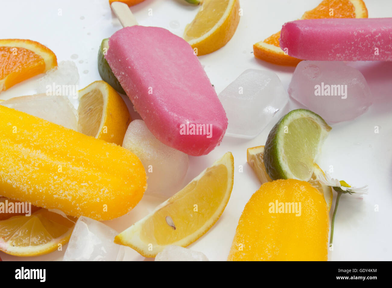 Rosa und gelbe Eis mit Eis und Früchten auf den Tisch Stockfoto