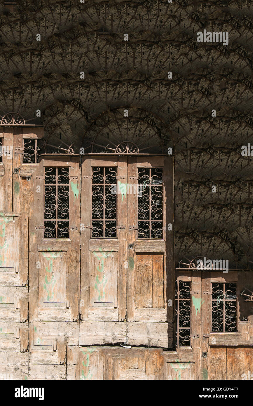 Grafischen Hintergrund mit alten Holztür mit oberen Geländer. Stockfoto