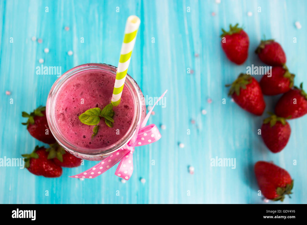 Erdbeer Smoothie auf blauem Hintergrund Stockfoto