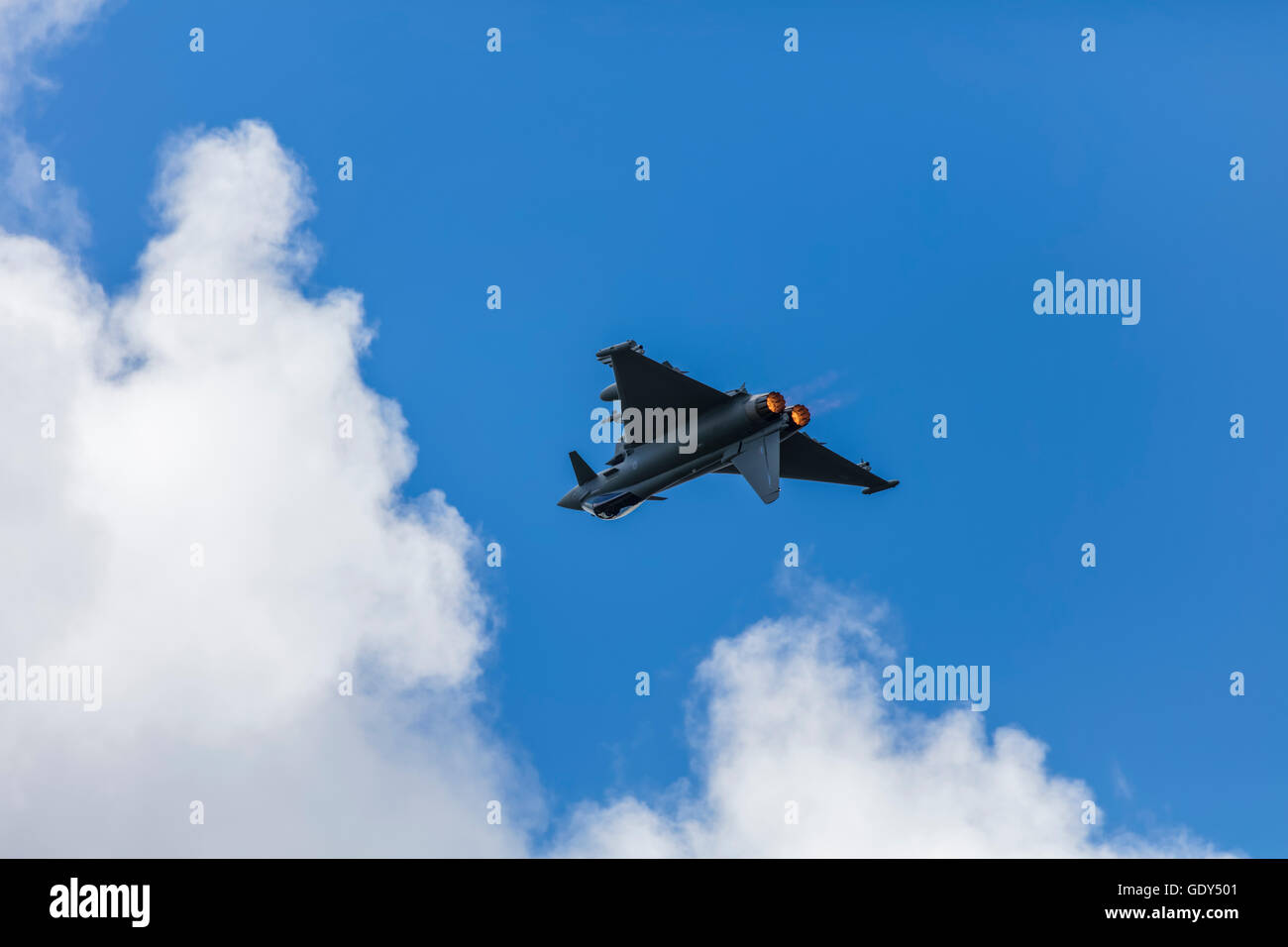 Auf den Kopf nach unten RAF Taifun mit Motoren mit Nachbrennen während ein Hauch orange angezeigt, auf der Farnborough International Air Show 2016 Stockfoto