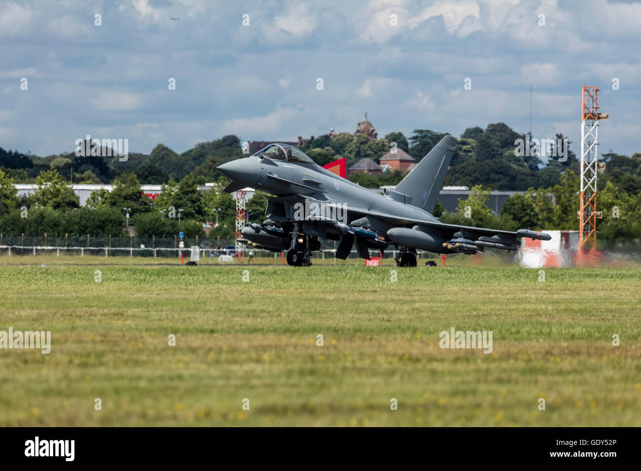 RAF Typhoon Eurofighter Jet Flugzeug auf der Landebahn auf der Farnborough International Air Show im Jahr 2016 ausziehen Stockfoto