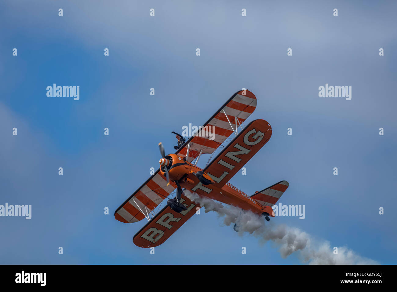 Boeing Breitman Doppeldecker auf der Farnborough International Air Show 2016 Teil der Breitling Wingwalker Kunstflugstaffel Stockfoto