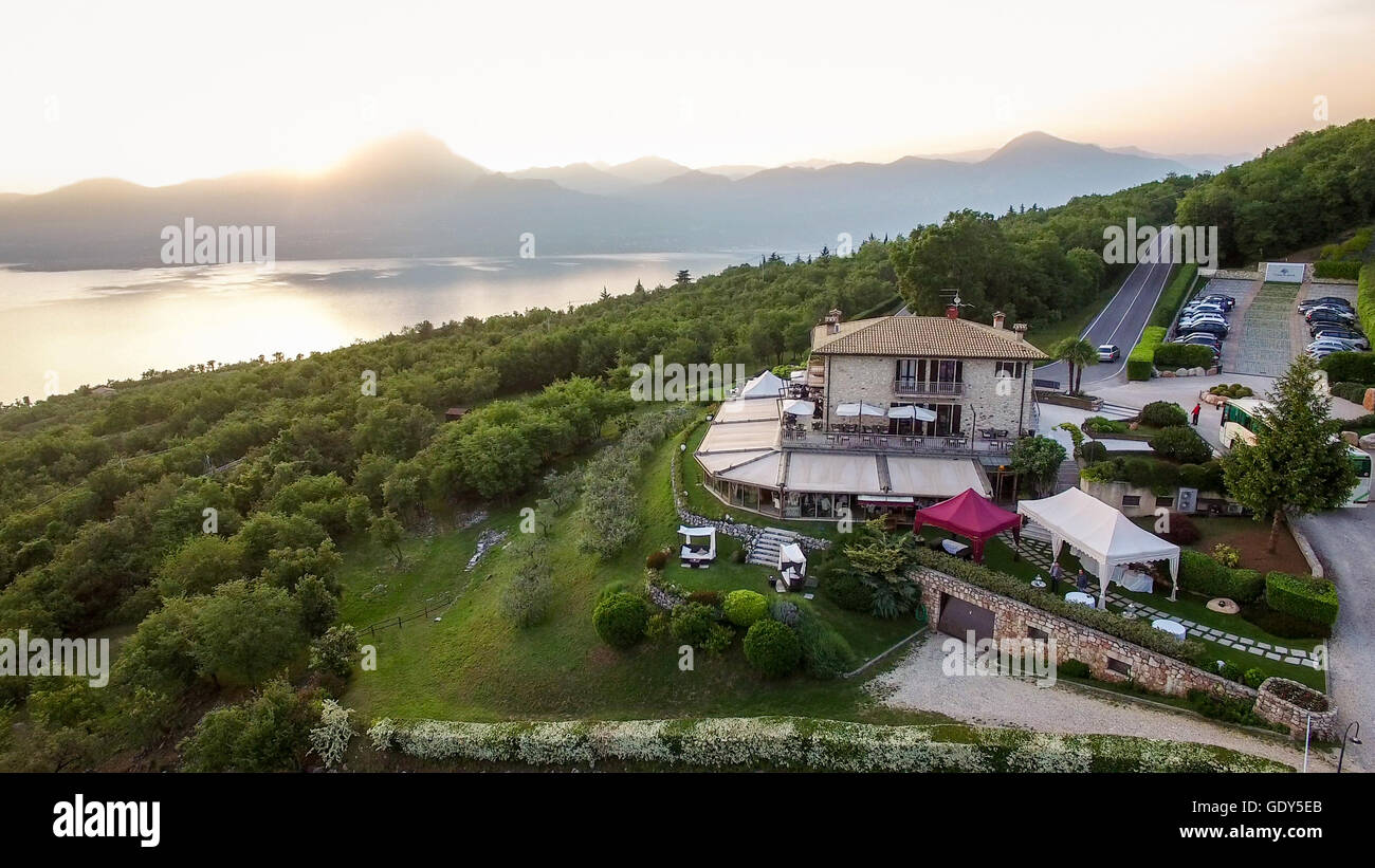 Luftaufnahme des Geisterhaus, berühmten Restaurant in Costermano, Gardasee, Italien. Stockfoto