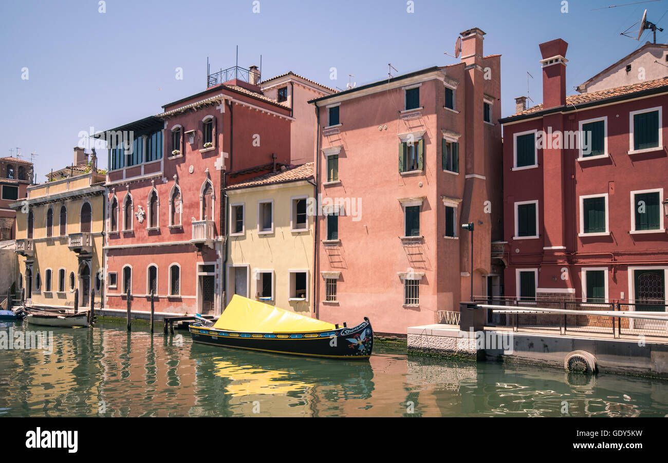 Malerische Gebäude an den Seiten eines Kanals in Chioggia, Lagune von Venedig. Stockfoto