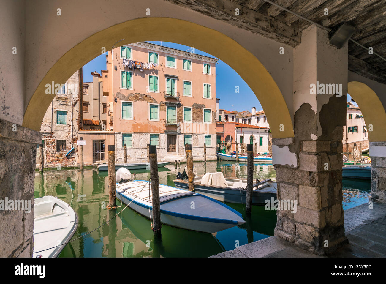 Chioggia Einblick von den Arkaden entlang der Grachten. Stockfoto