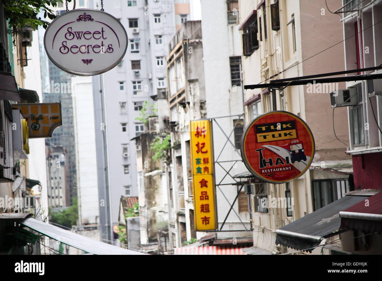 Shop Zeichen über Hongkong Street, Kette, Asien. Stockfoto