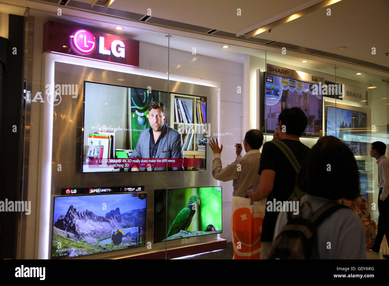 Menschen auf der Suche bei LG TVs im LG Shop in IFC Einkaufszentrum central Hong Kong, Kette, Asien Stockfoto