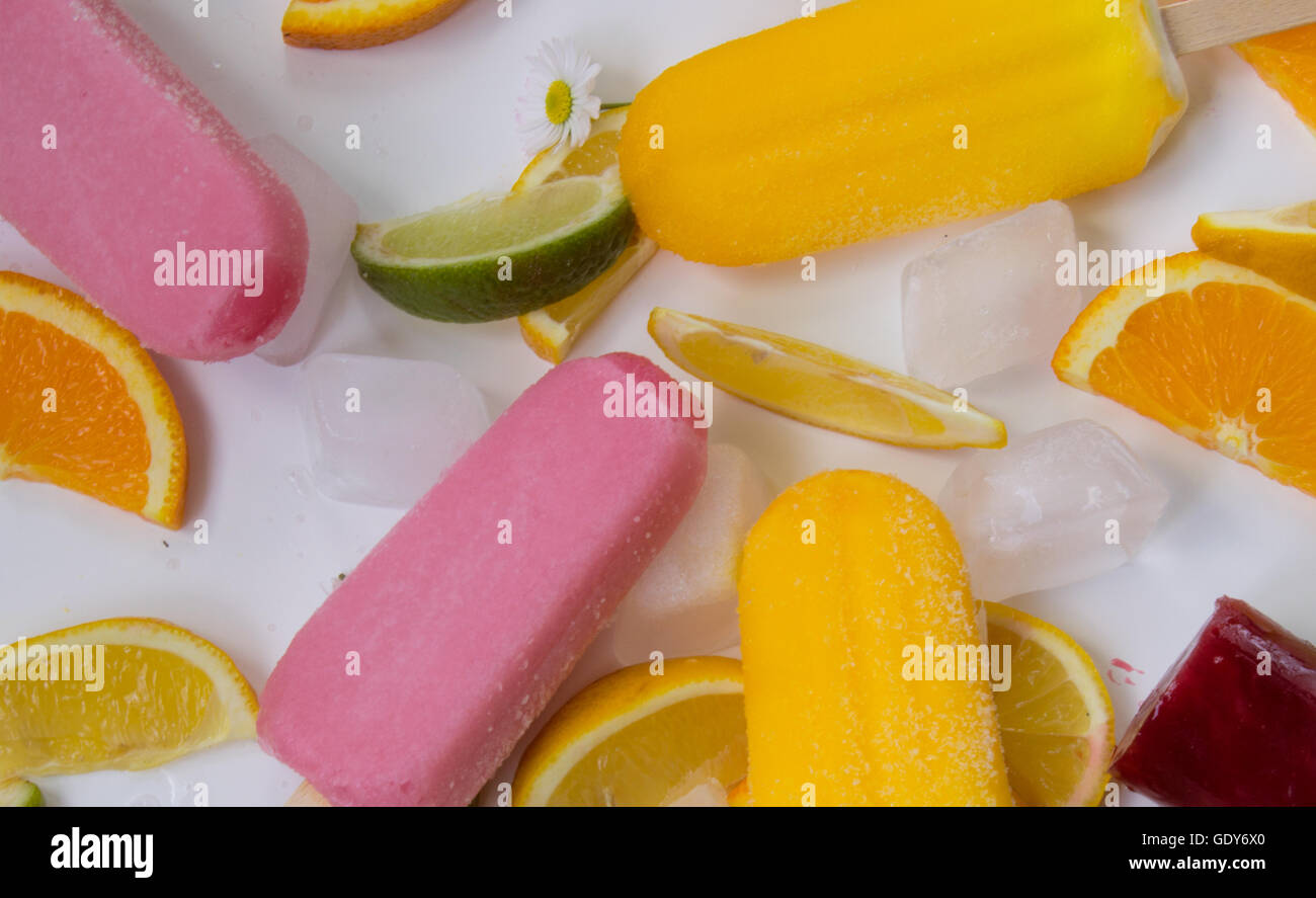 Zitrone und Erdbeer-Eis mit Eis und Früchten auf weißem Hintergrund Stockfoto
