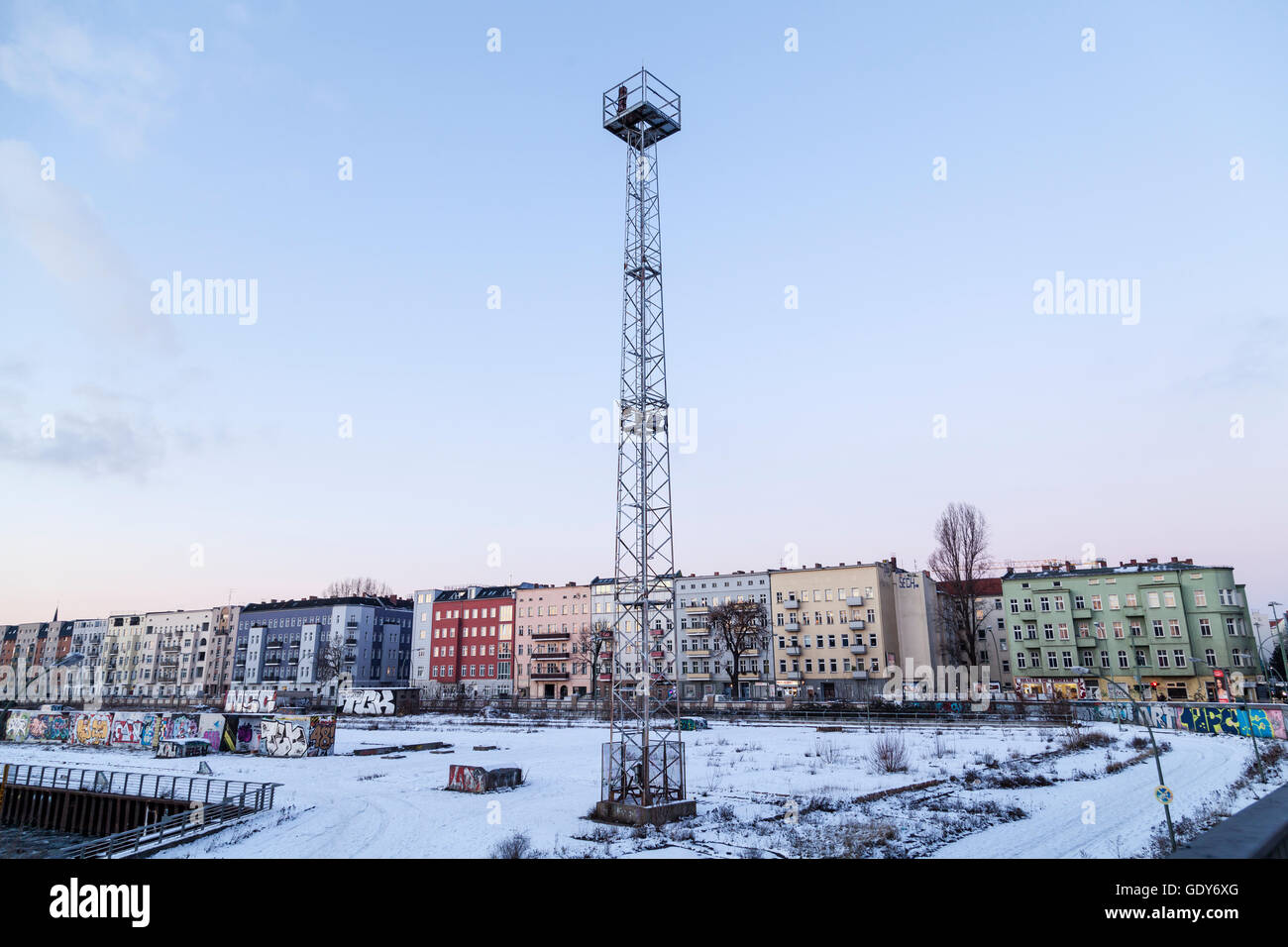 Türmchen und Häuser an der Stralauer Allee in Berlin-Treptow (Blick von Elsenbridge) Stockfoto