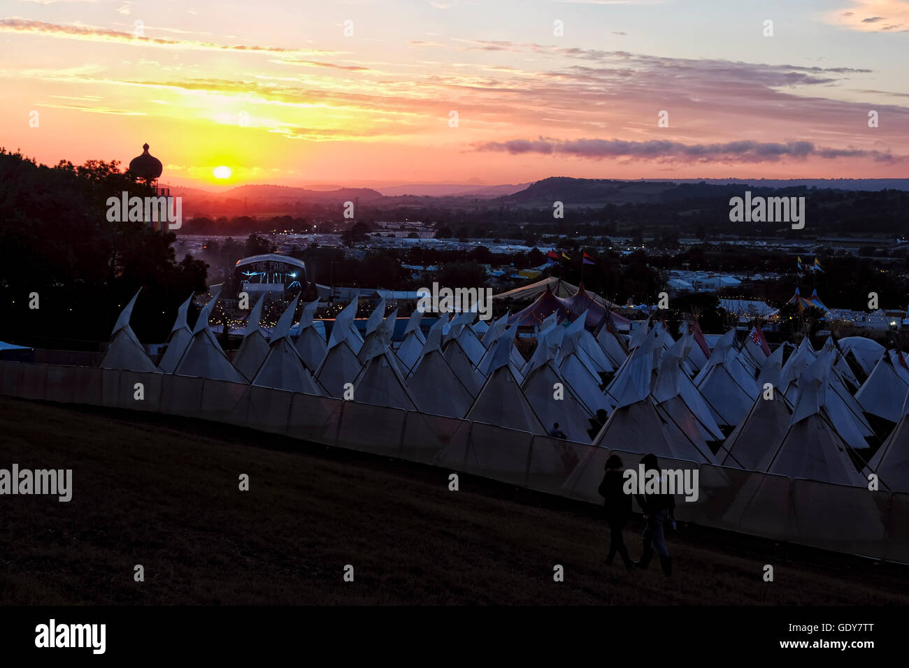 Glastonbury Festival am 23.06.2016 am Worthy Farm, Pilton. Im Bild: Sonnenuntergang über das Festival. Bild von Julie Edwards Stockfoto