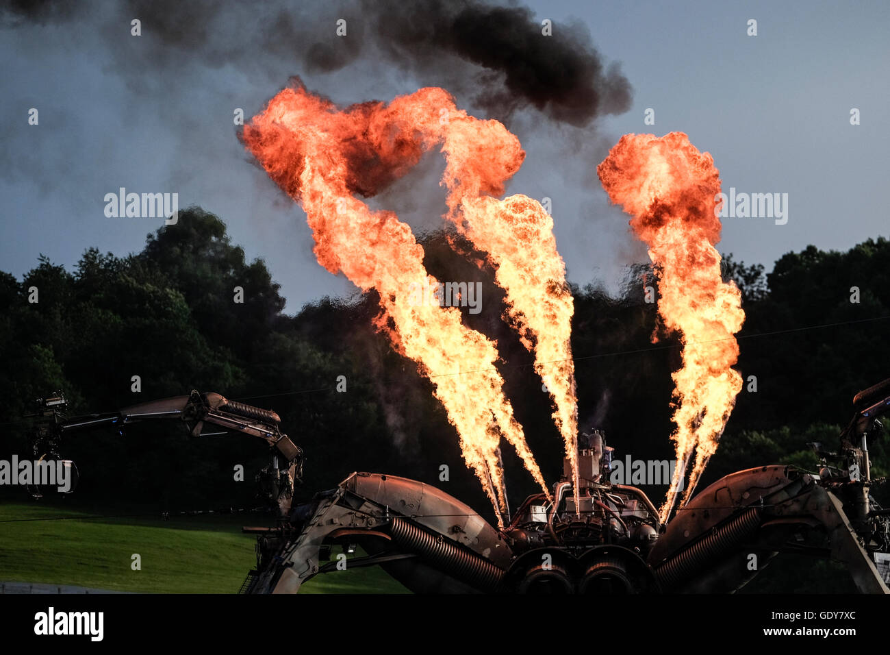 Glastonbury Festival am 23.06.2016 am Worthy Farm, Pilton. Im Bild: Arcadia bläst Flammen hoch in die Luft. Stockfoto