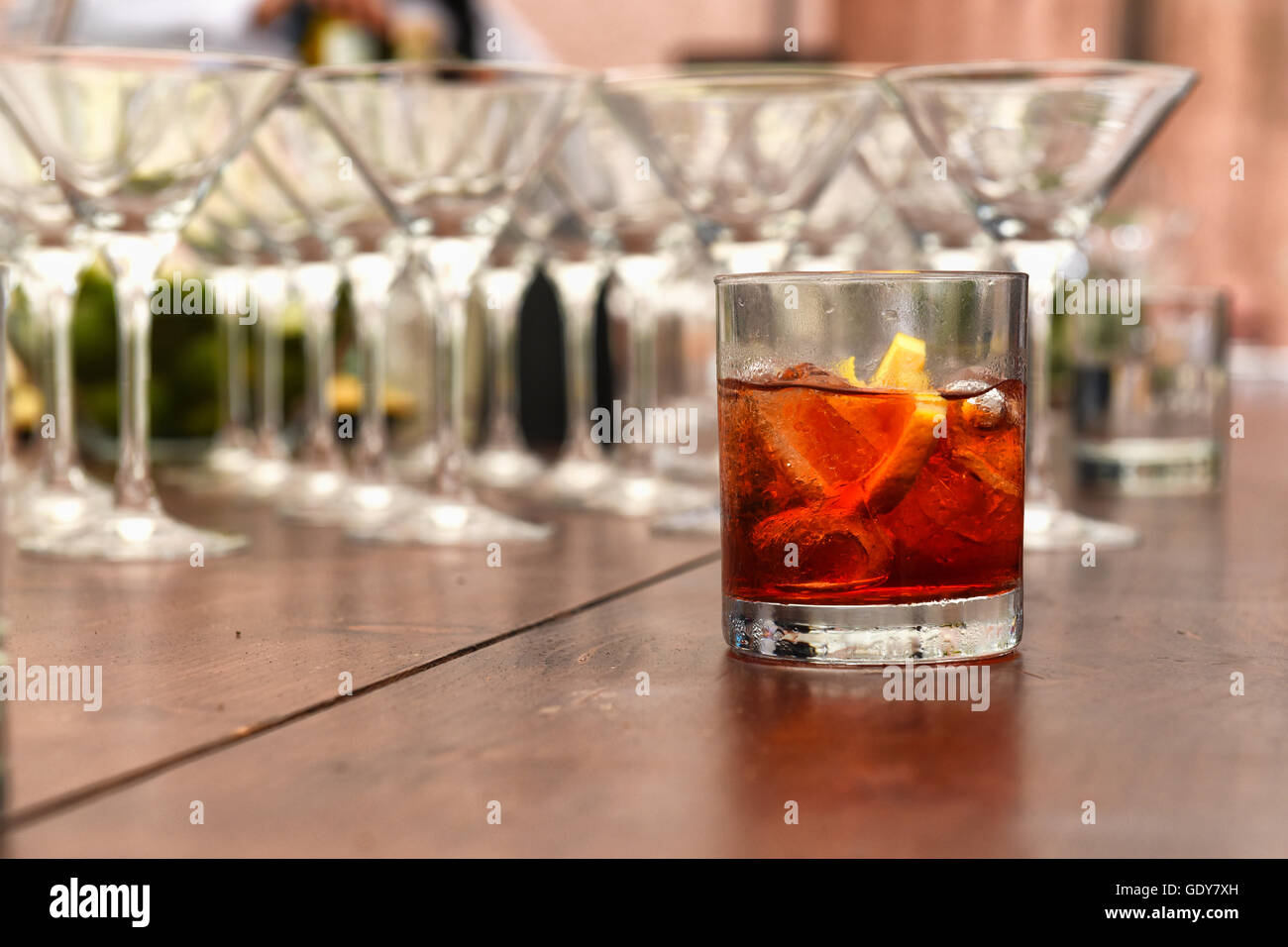 Die berühmte und historische italienische Cocktails Negroni gemacht mit roter Wermut, Campari Bitter und Gin. Stockfoto