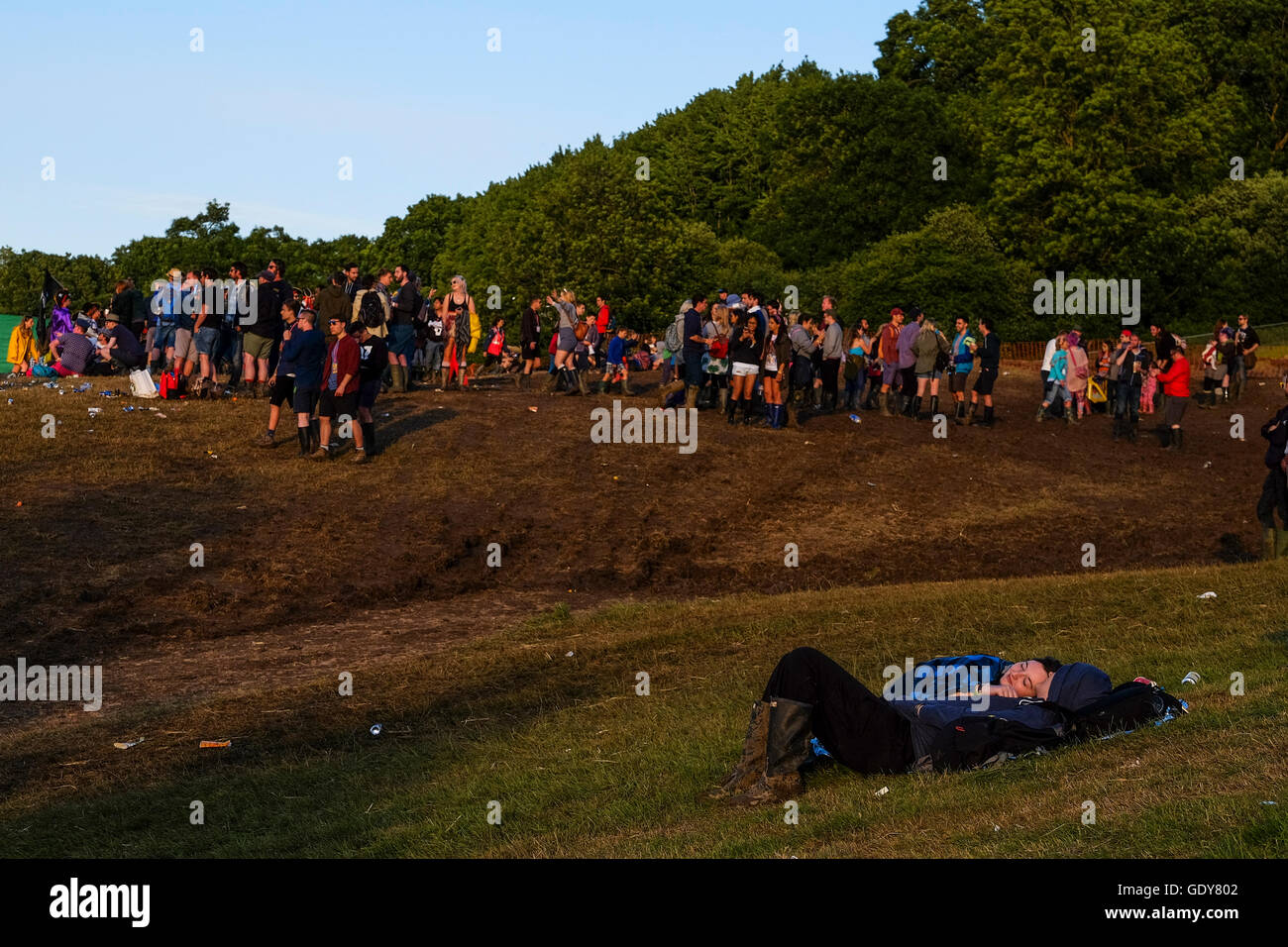 Glastonbury Festival am 23.06.2016 am Worthy Farm, Pilton. Im Bild: Ein junges Paar auslegen in der Sommersonne Abend kuscheln. Bild von Julie Edwards Stockfoto