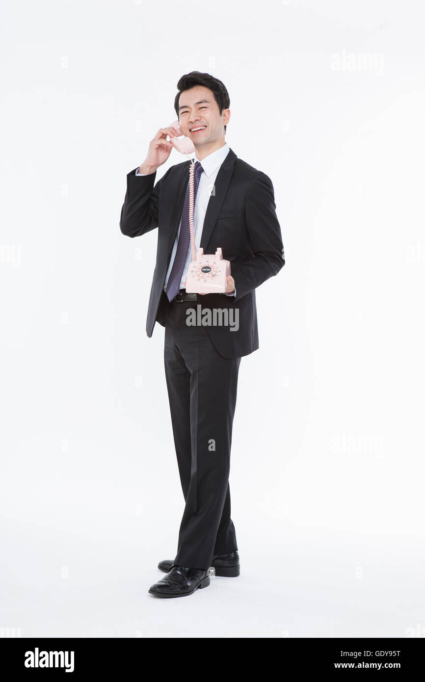 Lächelnd Geschäftsmann im Anzug stehen am Telefon sprechen Stockfoto