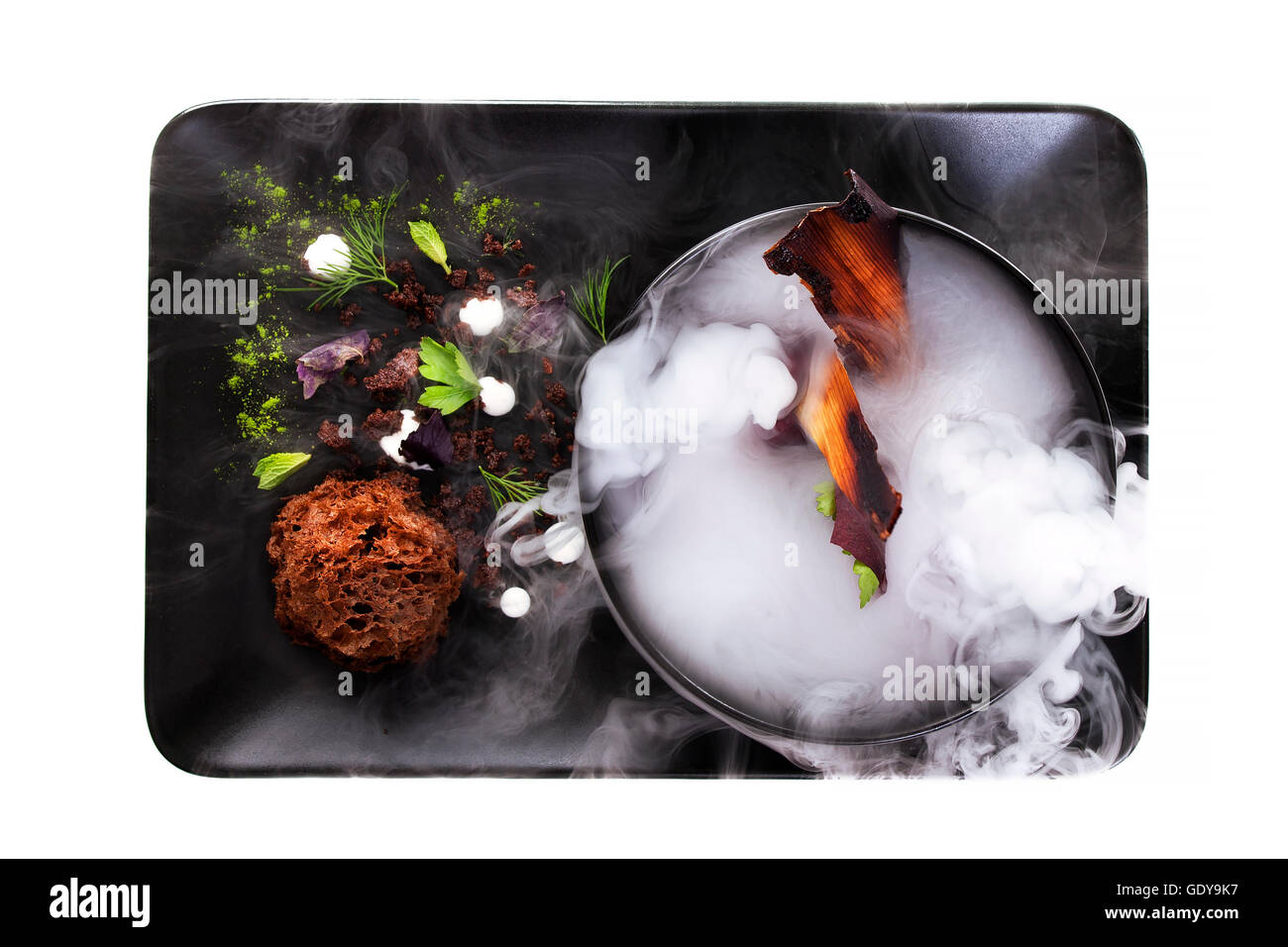 Kulinarischen Abstraktion. Die molekulare Küche. Moderne Suppe mit rote Beete. Isoliert auf weiss. Stock Bild. Stockfoto