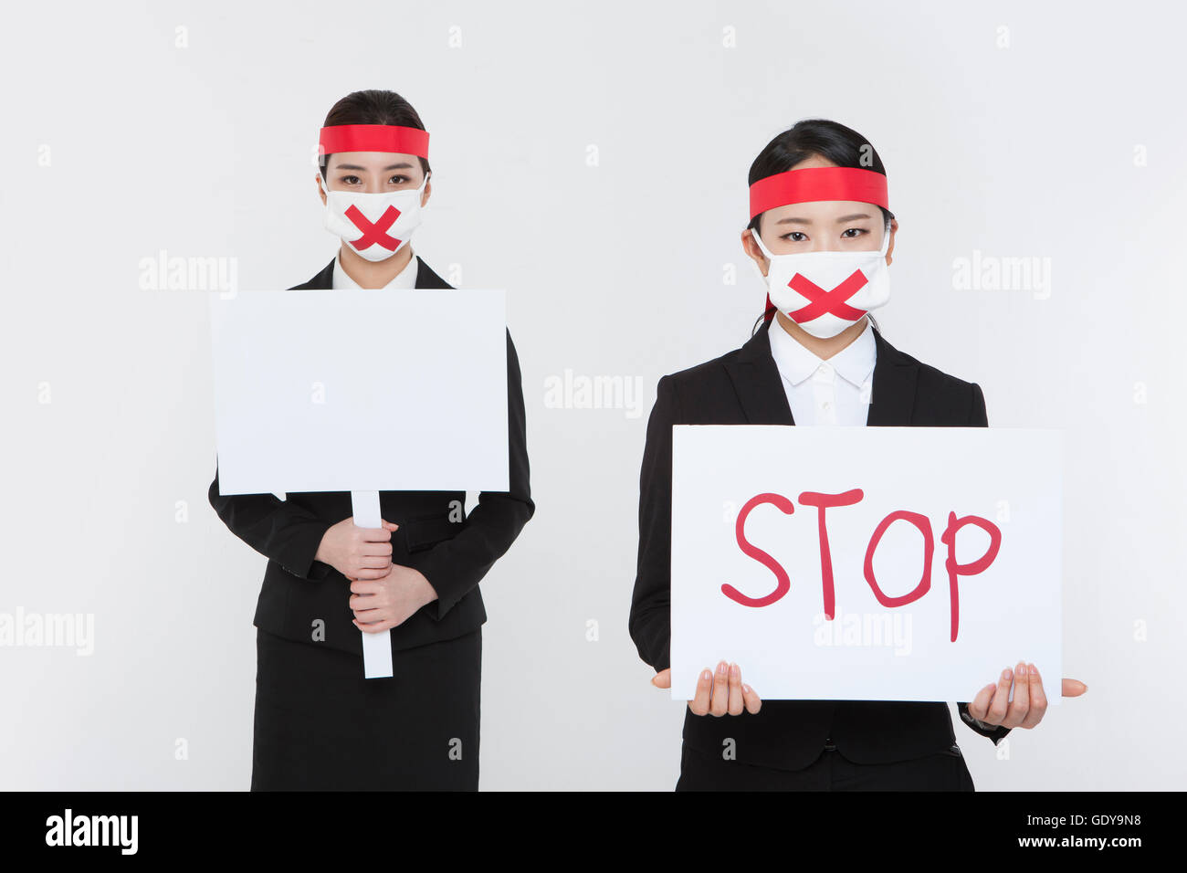 Zwei Business-Frauen protestieren mit leere Plakat und Meldung von STOP Stockfoto