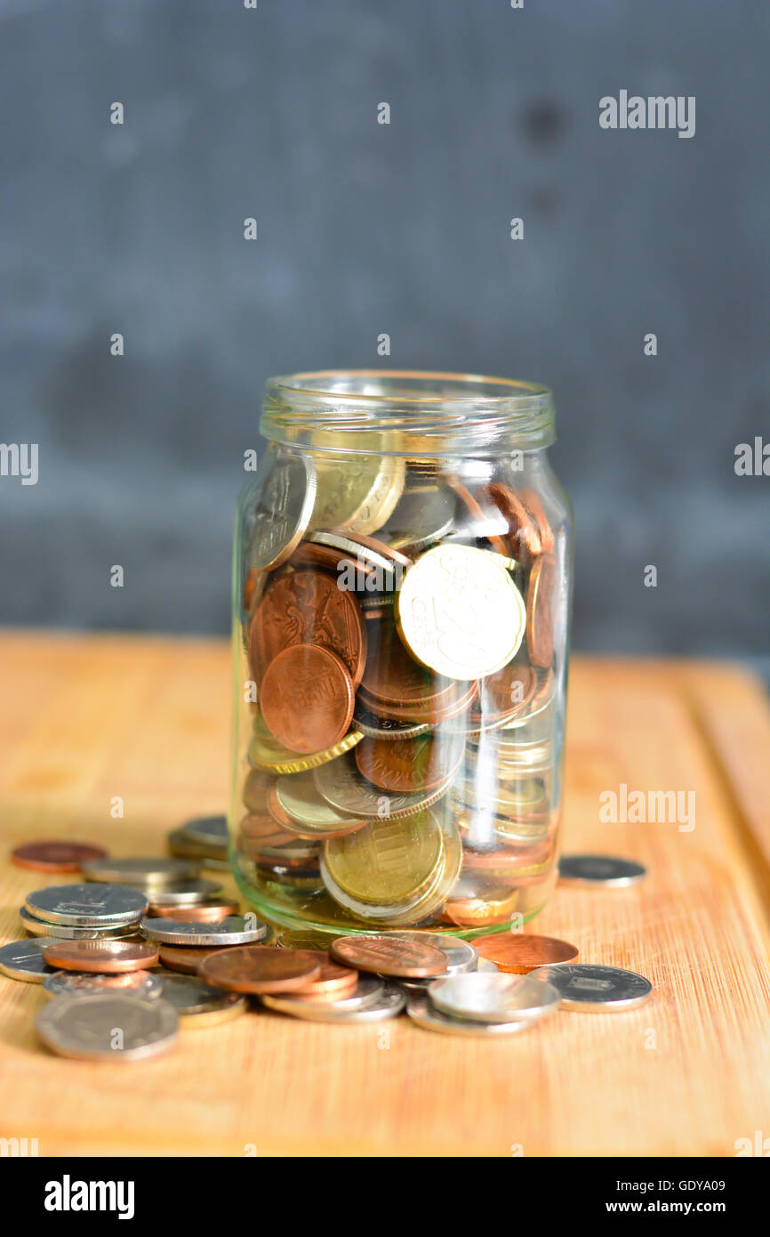 Persönlichen Ersparnissen Konzept illustriert mit Geld in einem Glas Stockfoto