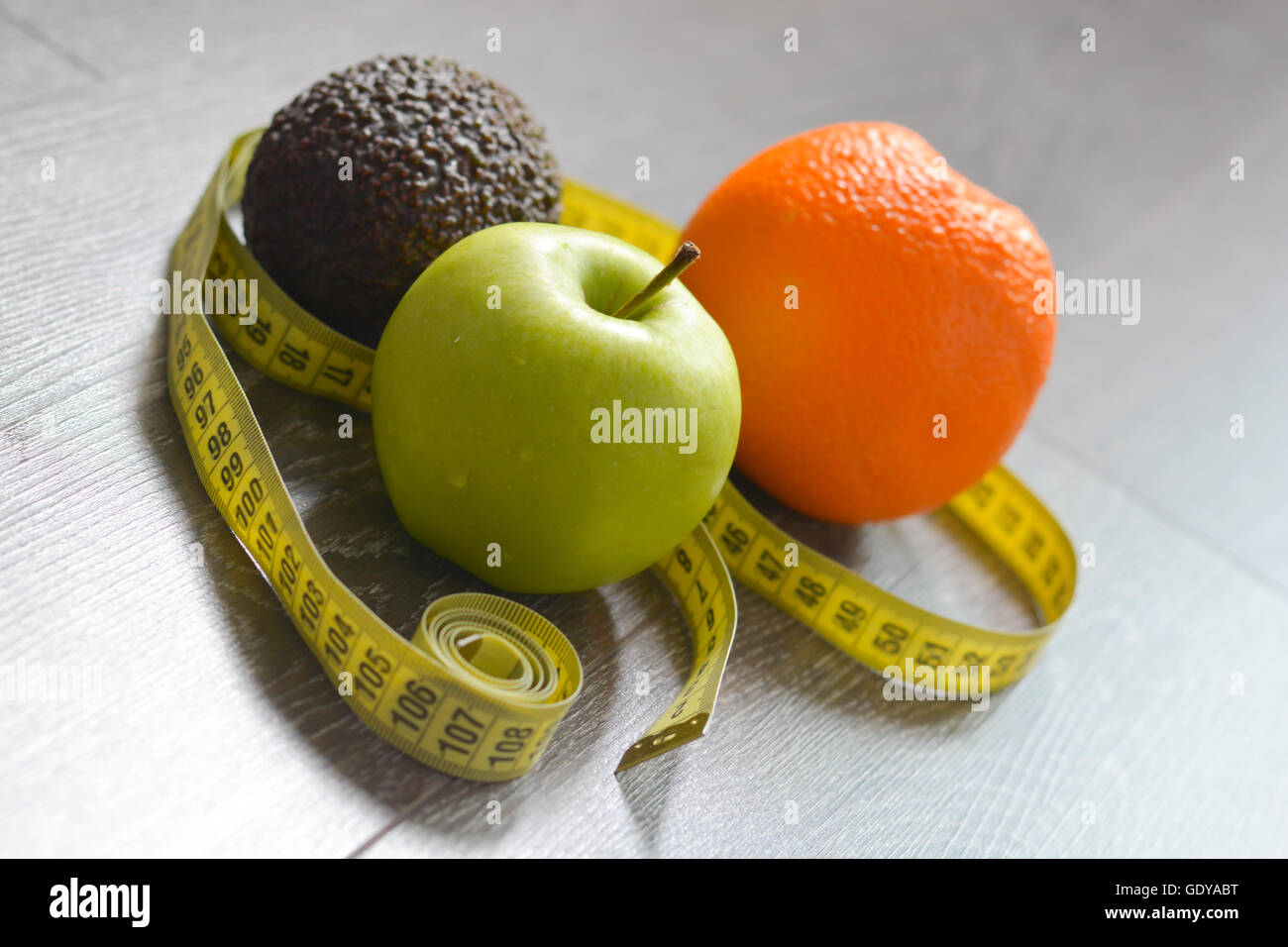 Messergebnisse der Diät Konzept mit Früchten auf Holzbrett Stockfoto