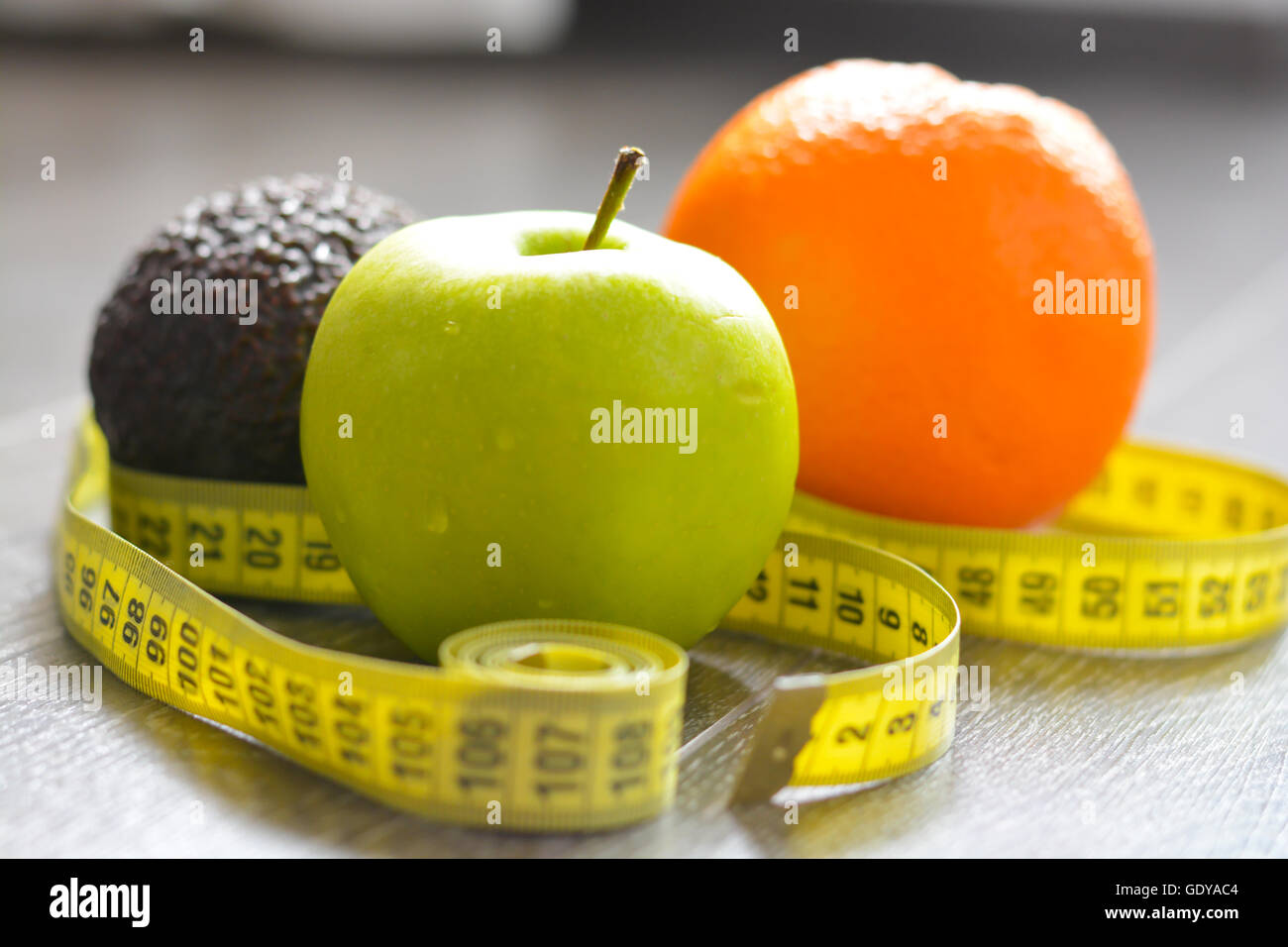Messergebnisse der Diät Konzept mit Früchten auf Holzbrett Stockfoto