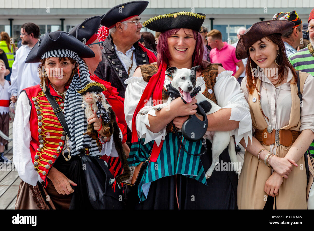 Menschen gekleidet In Piraten Kostüme Pose für ein Gruppenfoto am Pier von Hastings in Hastings Pirate Day Festival, Hastings, UK Stockfoto