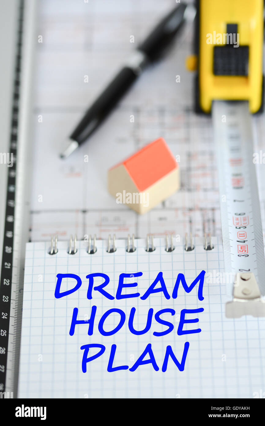 Traumhaus mit Architektur-Plan, kleines Modellhaus, Stift und Lineal Planung Stockfoto