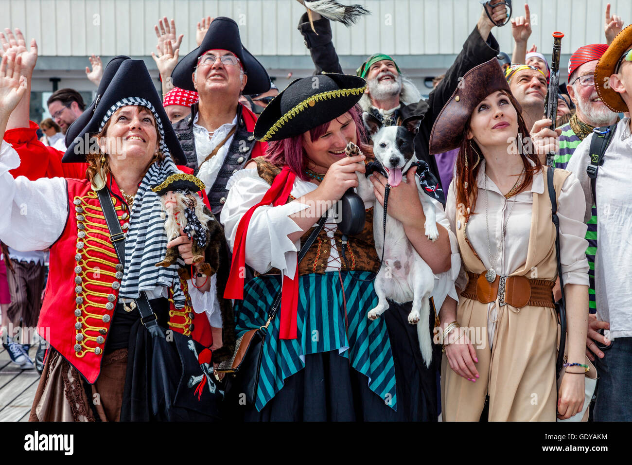 Menschen gekleidet In Piraten Kostüme Pose für ein Gruppenfoto am Pier von Hastings in Hastings Pirate Day Festival, Hastings, UK Stockfoto