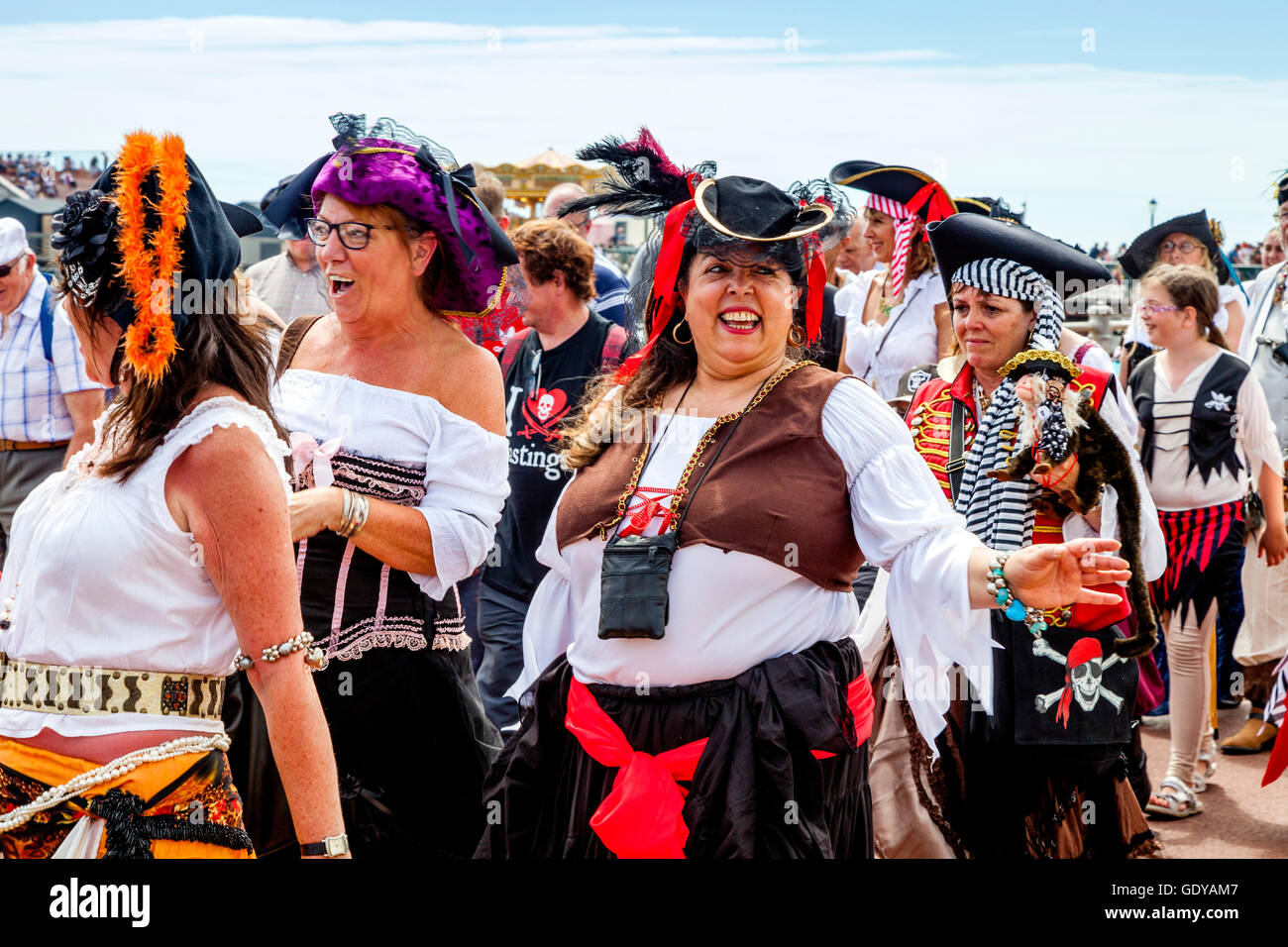 Eine Prozession von Piraten verläuft entlang der Küste während der jährlichen Hastings Piratentag, Hastings, Sussex, UK Stockfoto
