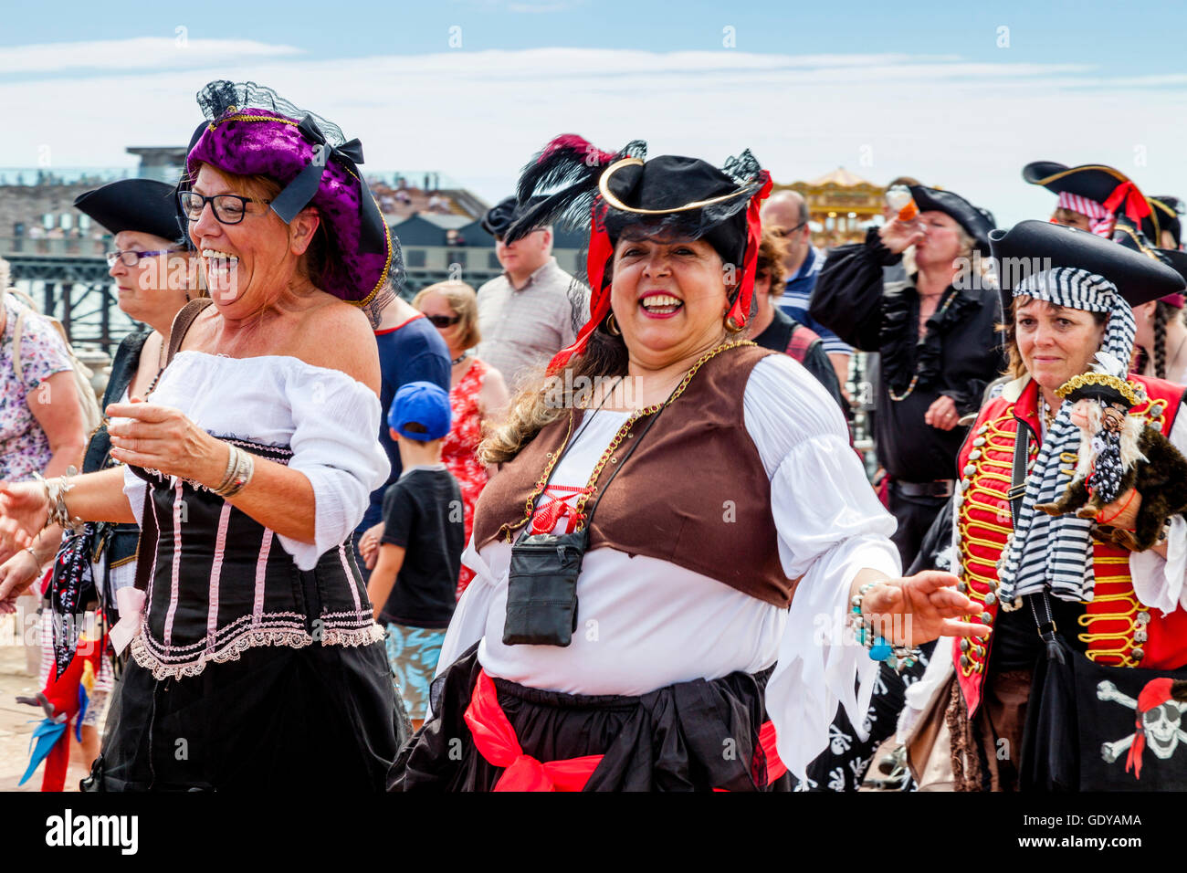 Eine Prozession von Piraten verläuft entlang der Küste während der jährlichen Hastings Piratentag, Hastings, Sussex, UK Stockfoto