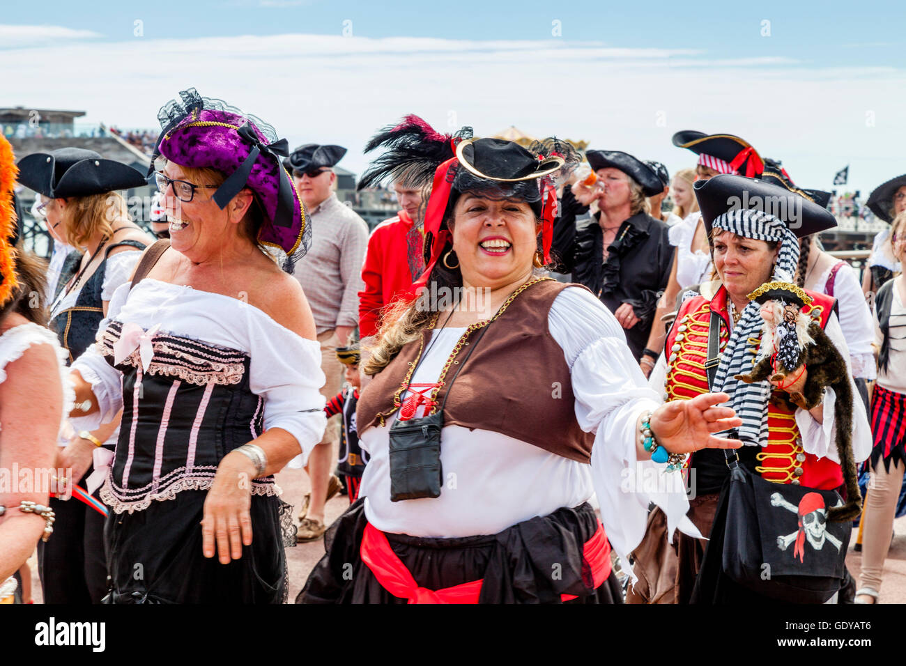 Eine Prozession von Piraten verläuft entlang der Küste während der jährlichen Hastings Piratentag, Hastings, Sussex, UK Stockfoto