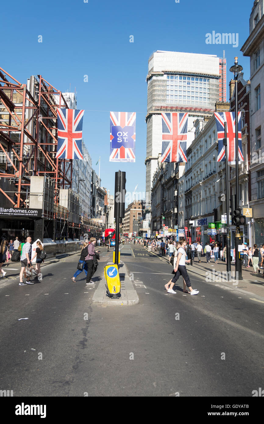 Union Jacks fliegen vor Centrepoint auf Londons Oxford Street, UK Stockfoto