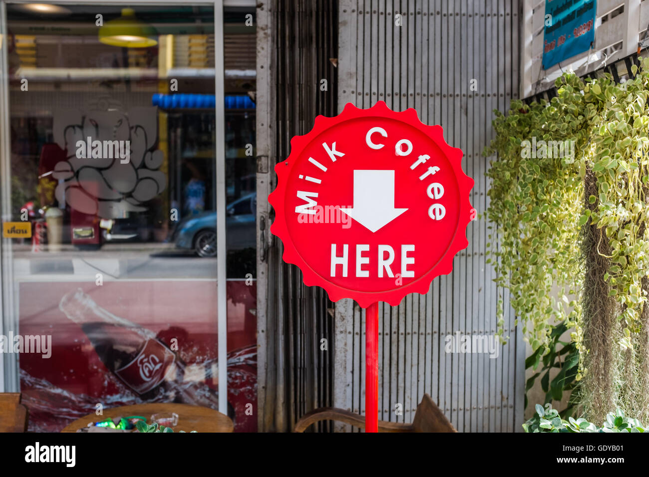 Rotes Schild außerhalb Café Werbung Milchkaffee, Chiang Mai, Thailand Stockfoto