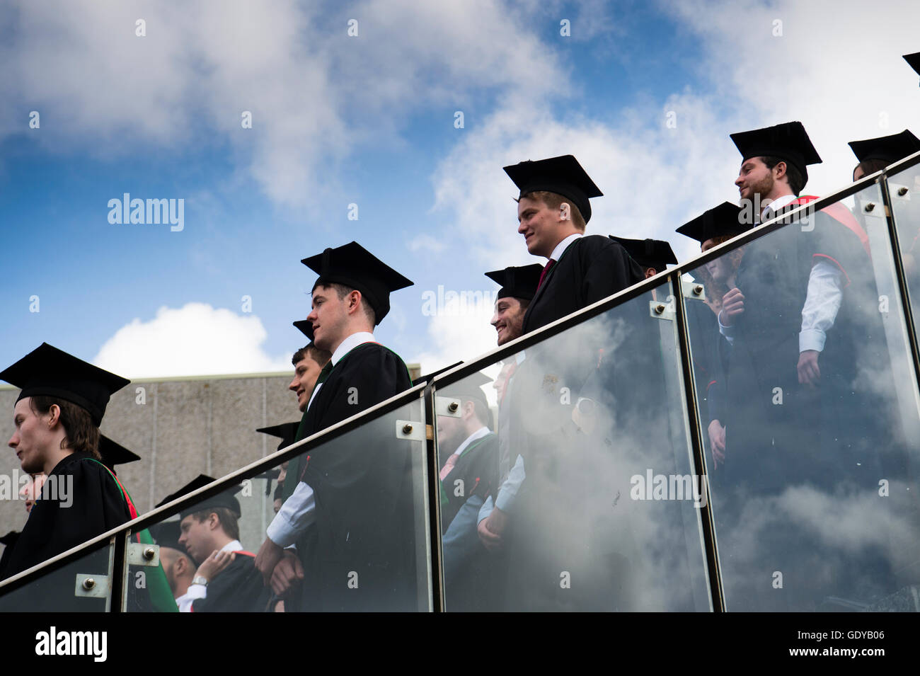Hochschulbildung in Großbritannien: eine Gruppe von Aberystwyth Universitätsstudenten tragen traditionelle Kleider, Umhänge und Mörtel Boards immer bereit, ihre Gruppe Fotografieren bei ihrer Abschlussfeier Tag Juli 2016 Stockfoto