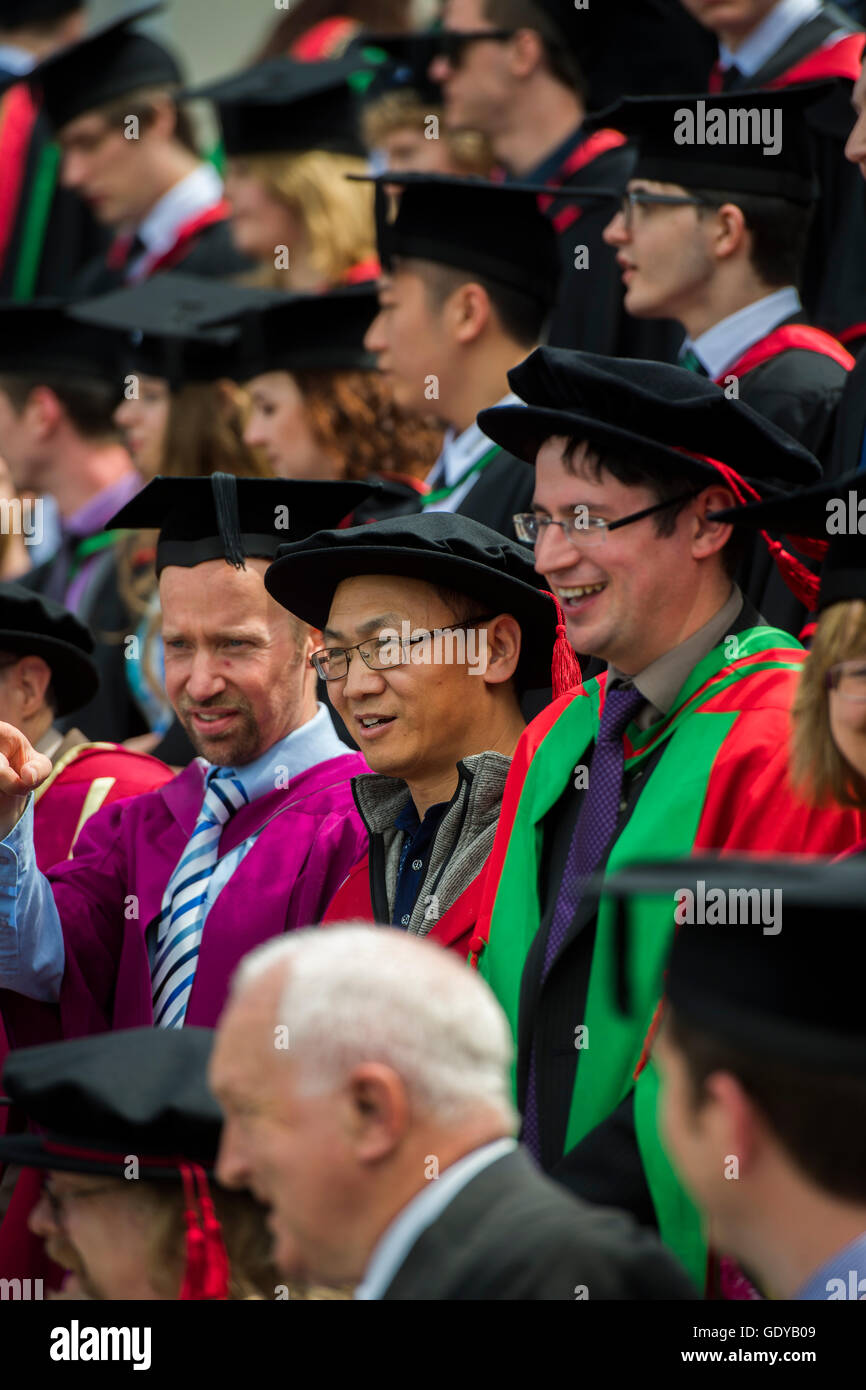 Hochschulbildung in Großbritannien: eine Gruppe von Aberystwyth Universitätsstudenten tragen traditionelle Kleider, Umhänge und Mörtel Boards immer bereit, ihre Gruppe Fotografieren bei ihrer Abschlussfeier Tag Juli 2016 Stockfoto