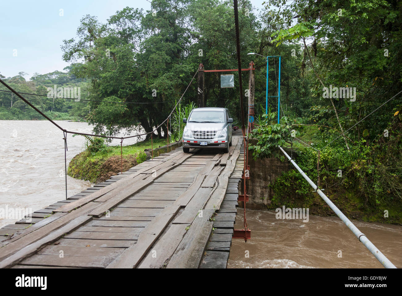 Auto über Sarapiqui Fluss durch Brücke, Costa Rica Stockfoto