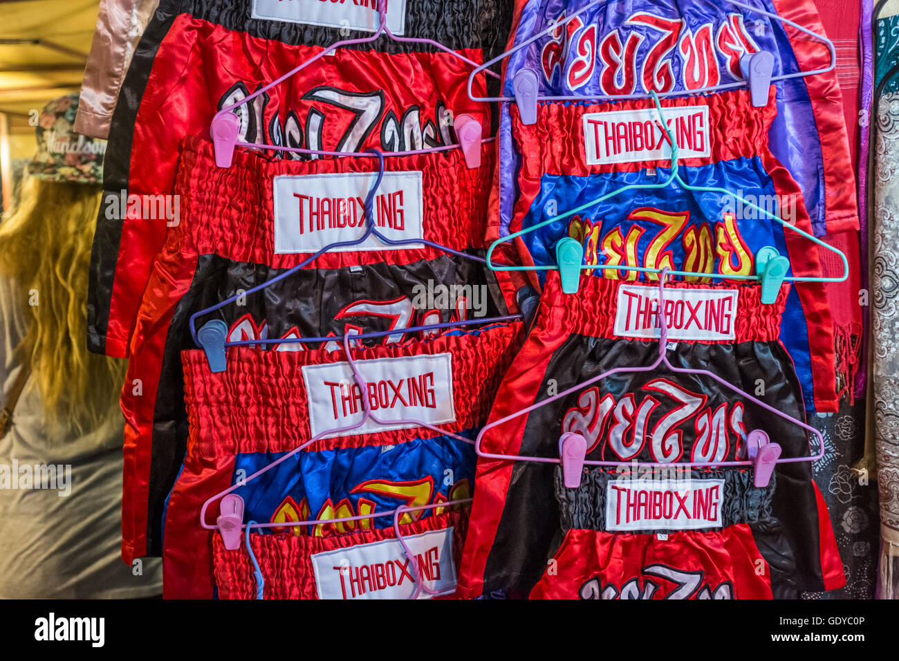 Thai Boxing Shorts für Verkauf in Nachtmarkt, Chiang Mai, Thailand Stockfoto