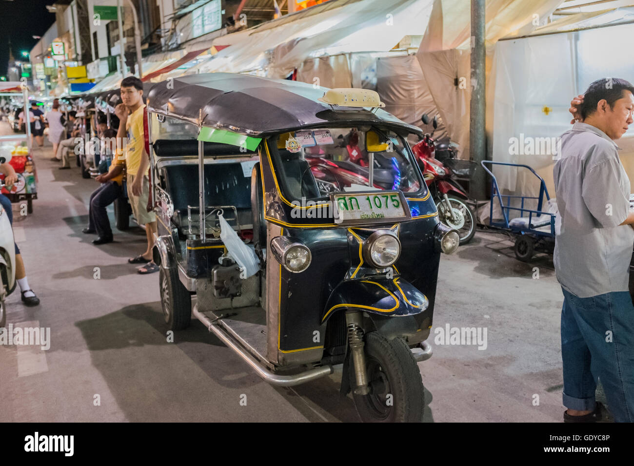 Tuk-Tuk-Taxi warten auf Kunden, Nachtmarkt von Chiang Mai, Thailand Stockfoto