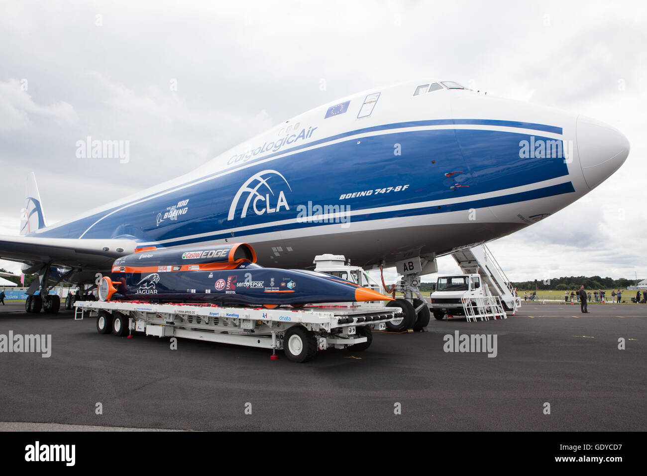 Blood hound Speed Record Auto neben Boeing 747 Transporter Flugzeug Stockfoto