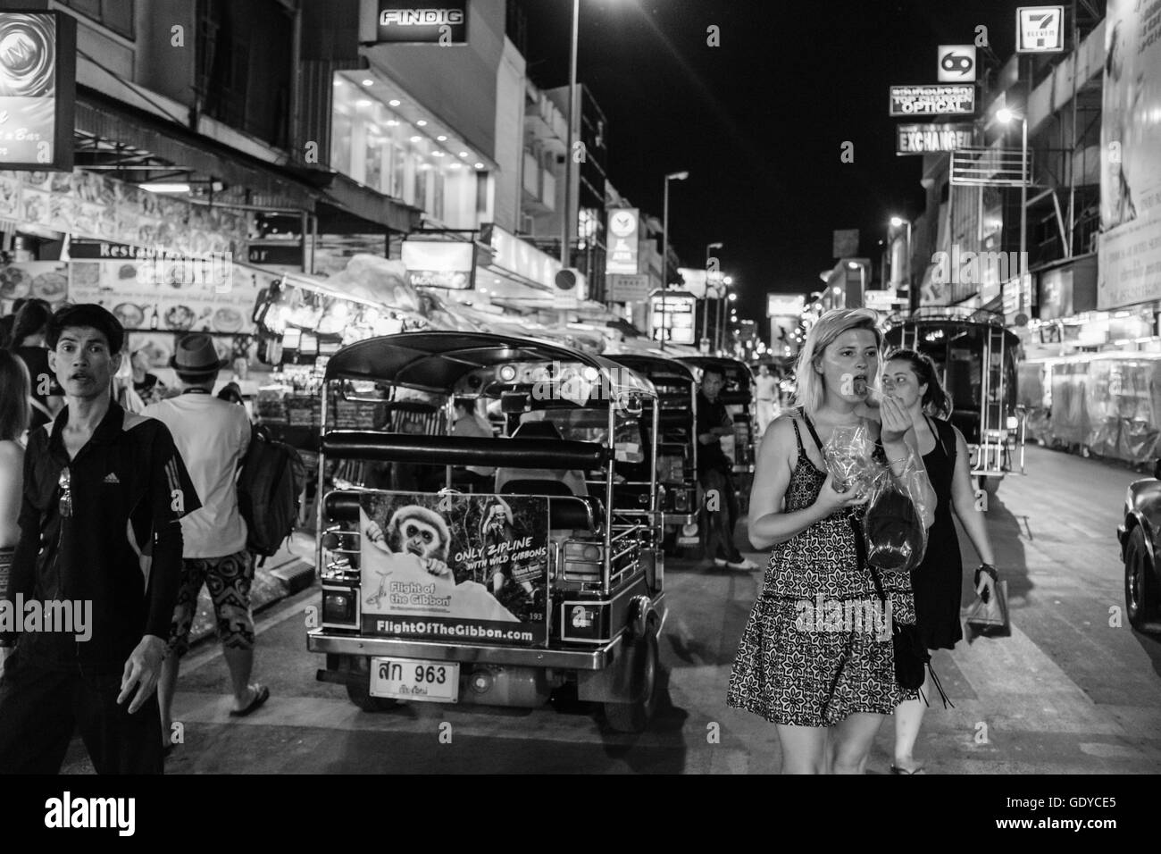 Chiang Mai Nacht Straßenmarkt, touristische vorbeigehen Tuk Tuk in Markt Essen Stockfoto