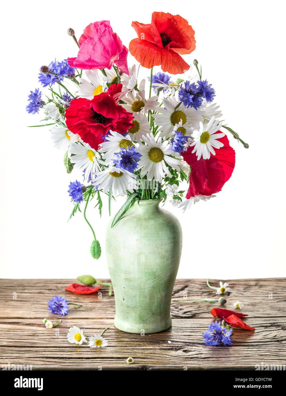 Blumenstrauß in der Vase auf dem Holztisch Feld. Weißen Hintergrund. Stockfoto