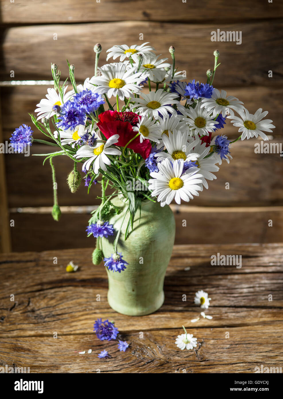 Blumenstrauß in der Vase auf dem Holztisch Feld. Stockfoto